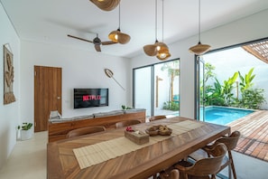 Familienvilla, Poolblick | Esszimmer