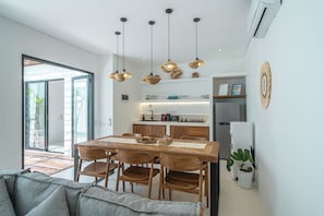Familienvilla, Poolblick | Esszimmer