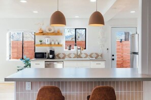 Private kitchen - Lovely Retreat with Pool, Sauna, Fire Pit, Hot Tub Walkable To Downtown (Joshua Tree)