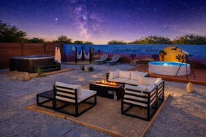 Terrace/patio - Lovely Retreat with Pool, Sauna, Fire Pit, Hot Tub Walkable To Downtown (Joshua Tree)