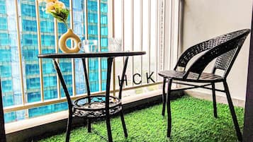 Luxury Suite, Balcony, Mountain View | Dining