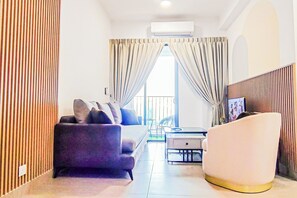 Suíte luxo, sacada, vista para o jardim | Área de estar