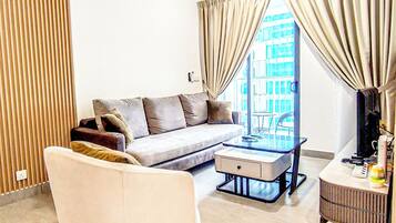 Deluxe Suite, Balcony, Garden View | Living area