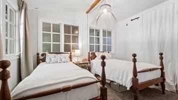 3 habitaciones, escritorio y tabla de planchar con plancha