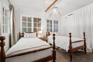 3 habitaciones, escritorio y tabla de planchar con plancha 