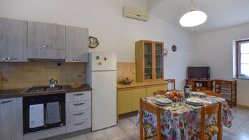 Kühlschrank, Herdplatte, Wasserkocher mit Kaffee-/Teezubehör