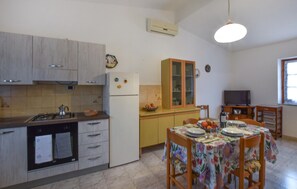Kühlschrank, Herdplatte, Wasserkocher mit Kaffee-/Teezubehör