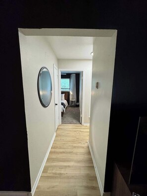 2 habitaciones, escritorio y tabla de planchar con plancha 