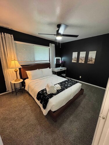 Modern Western | Sleeps 4 | Heart of Waxahachie