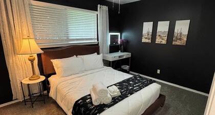 Modern Western | Sleeps 4 | Heart of Waxahachie