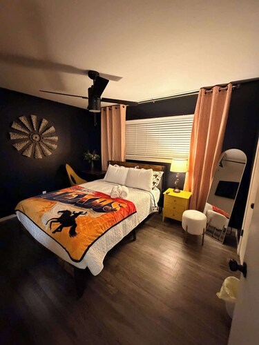 The Cowboy Club | Sleeps 4 | Heart of Waxahachie