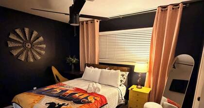The Cowboy Club | Sleeps 4 | Heart of Waxahachie