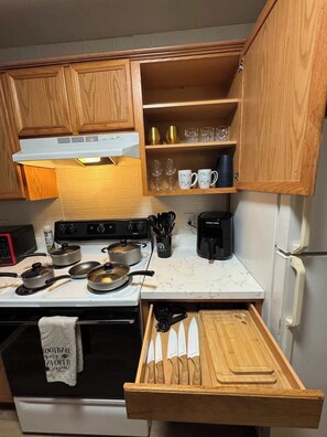 Cookware/dishes/utensils - Western Apt | 2bd 2bth | 2 min Bella Woods Events (Midlothian)