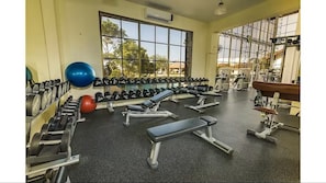 Ein Fitnessraum mit Gewichte, Übungsbällen und Bänken.