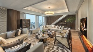 Çatı Katı Süiti (Penthouse), 3 Yatak Odası, Mutfak | Oturma alanı | Kablolu TV kanalları bulunan 55 inç televizyon 