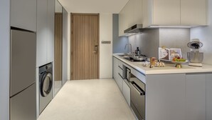 デラックス アパートメント 2 ベッドルーム キッ  チン | 専用キッチン | 冷蔵庫、調理器具と食器