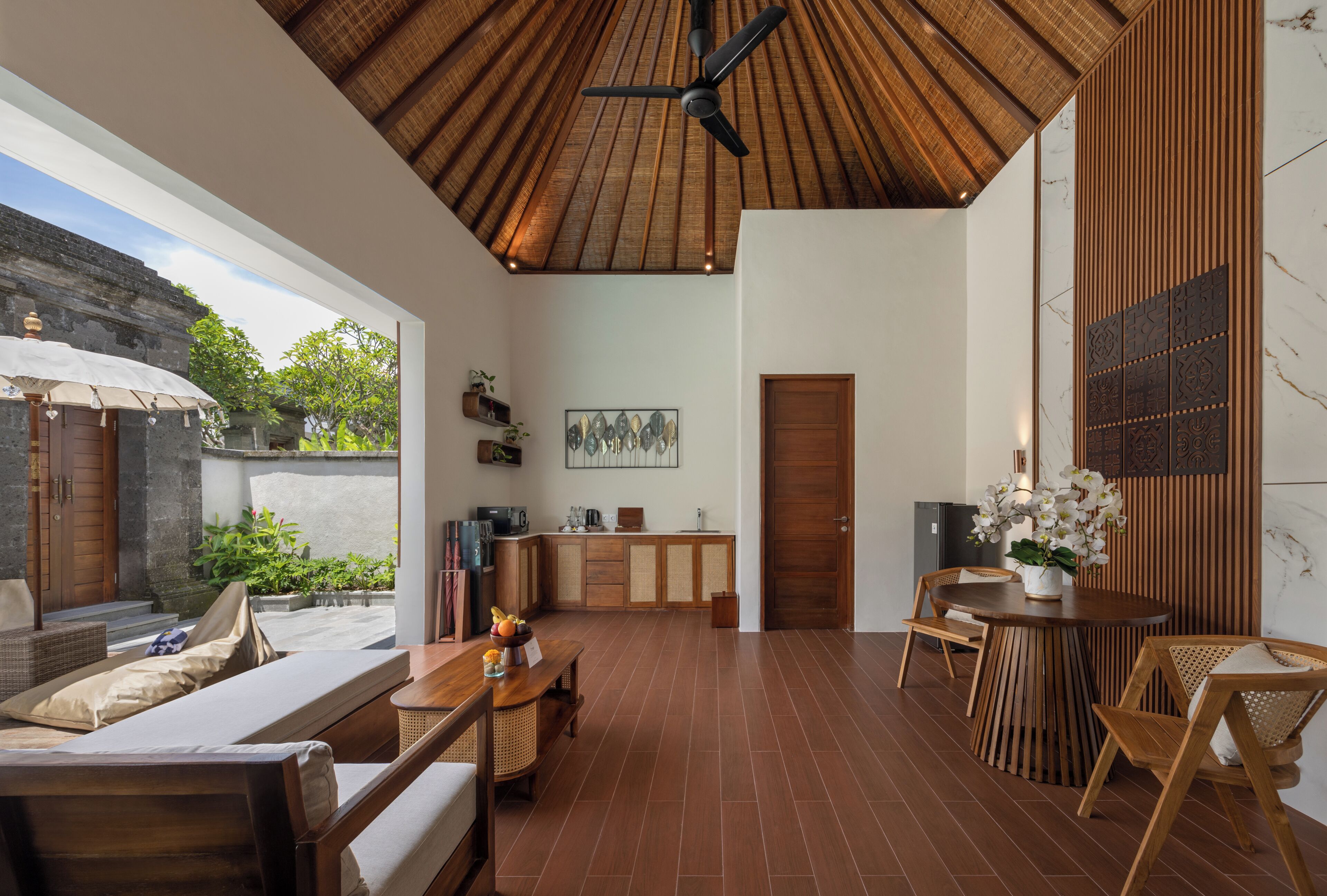 Villa Deluxe, piscine privée | Aire de séjour | Téléviseur connecté de 43 po avec télévision numérique