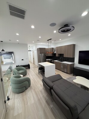 Living area - Luxury Living in Bronzeville! (Chicago)