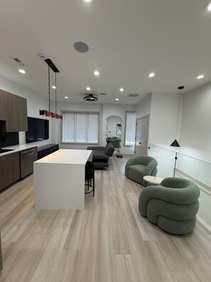 Living area - Luxury Living in Bronzeville! (Chicago)