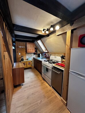 Fridge, microwave, oven, stovetop - Cozy Cabin Retreat in Campton - Along the Pemigewasset River! (Campton)
