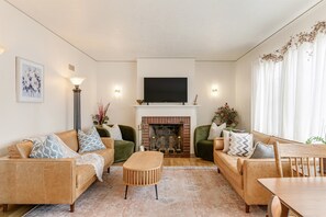 Smart TV, books - Stylish 1938 Duplex Close to Everything (Boise)
