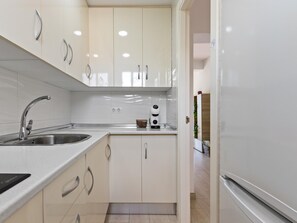 Fridge, microwave, coffee/tea maker, toaster - Sol Montemar 19 - Terrace, Swimming Pool, Parking, 2 bedrooms (Torremolinos)