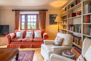 TV, fireplace - Tuffon Hall Farmhouse, Sible Hedingham, Suffolk (Sible Hedingham)