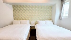Habitación cuádruple básica | Cortinas opacas y wifi gratis