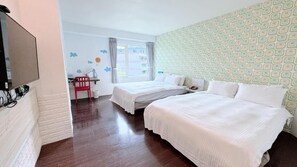 Habitación cuádruple básica | Cortinas opacas y wifi gratis