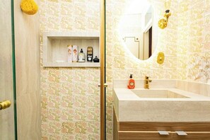 A bathroom with a vanity, a mirror, and toiletries on a shelf. - Lux Casa SP • 3BR + Private Studio • Av. Paulista, Bela Vista, Downtown (São Paulo)