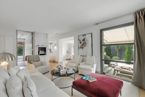 TV - Cap d'Antibes Villa - Close To The Beach, Antibes, France (Antibes)