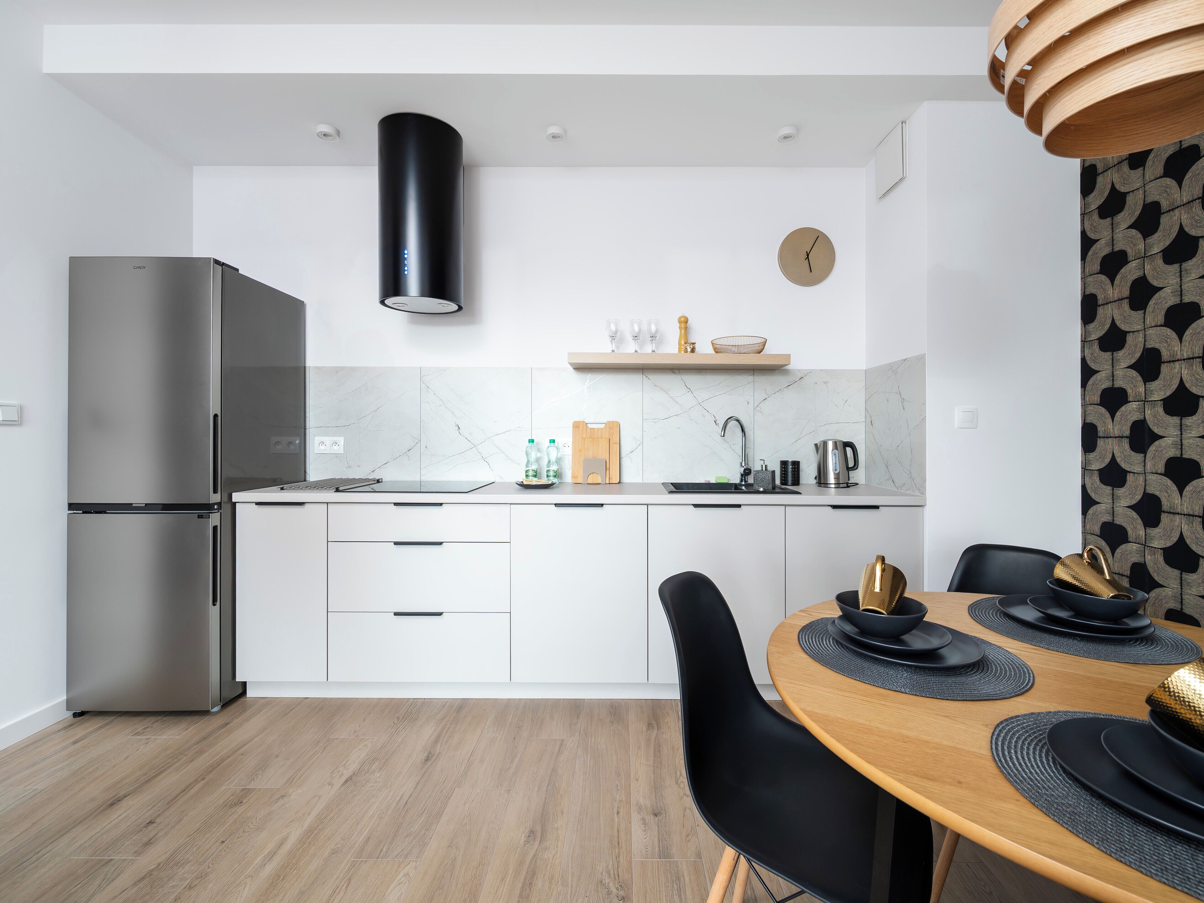 Frigorífico, placa de cocina, lavavajillas y tostadora