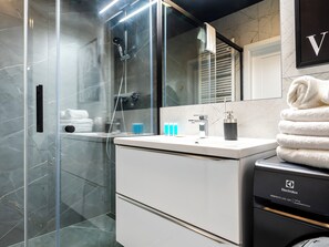 Een douche, handdoeken