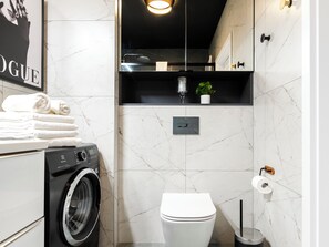 Een douche, handdoeken