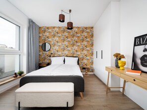 Tabla de planchar con plancha, wifi y ropa de cama 
