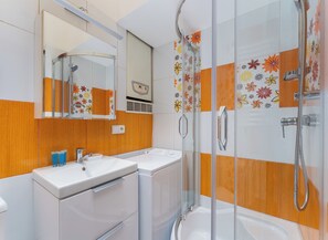 Shower, hair dryer, towels - Kazimierz Mezzanine Apartment (Kraków)