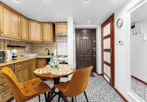 Fridge, microwave, oven, stovetop - Kazimierz Mezzanine Apartment (Kraków)