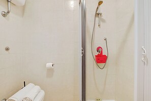 Dusche, Haartrockner, Bidet, Handtücher