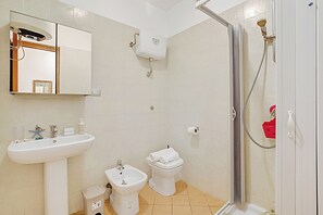 Doccia, asciugacapelli, bidet, asciugamani