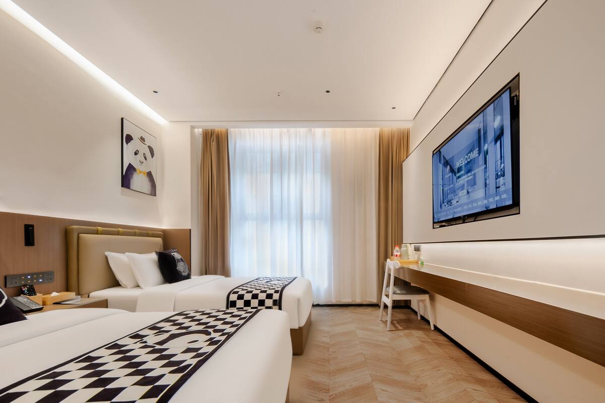 غرفة بسريرين فرديين في المدينة - منظر للمدينة