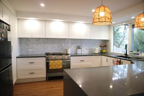 Private kitchen - Relaxing family-friendly stay with stunning views and nearby nature walks (Darley)