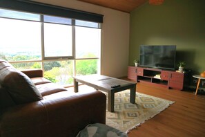 Living area - Relaxing family-friendly stay with stunning views and nearby nature walks (Darley)