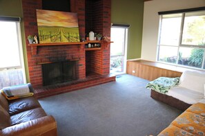 Living area - Relaxing family-friendly stay with stunning views and nearby nature walks (Darley)