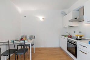 Refrigerador, horno, parrilla de estufa y cafetera y tetera 