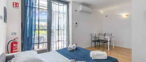 1 bedroom, bed sheets