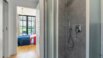 Dusche, Haartrockner, Bidet, Handtücher