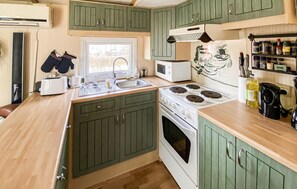 Fridge, microwave, oven, stovetop - 3 bedroom stunning home in Färjestaden (Färjestaden)