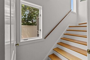 Eine Treppe mit Holzstufen und einer weißen Wand.