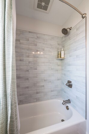 Shower, towels - Sandy Bottom_VB North End (Virginia Beach)