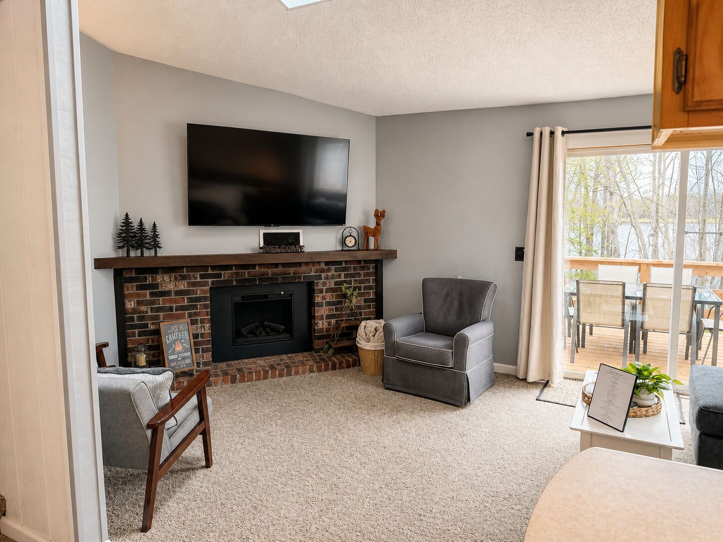 Smart TV, fireplace
